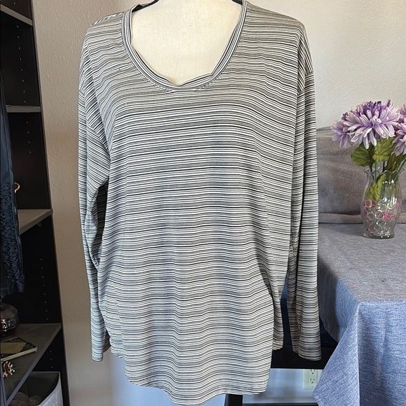 Athleta Women’s Size Large Striped V-neck Long Sleeve Top - Picture 1 of 6